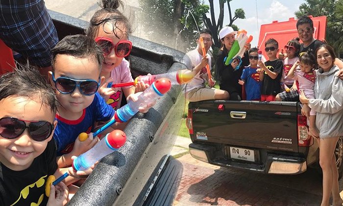 น่าเอ็นดู 3 พี่น้องลูกพลอย ชิดจันทร์ นั่งท้ายกระบะเล่นน้ำสงกรานต์