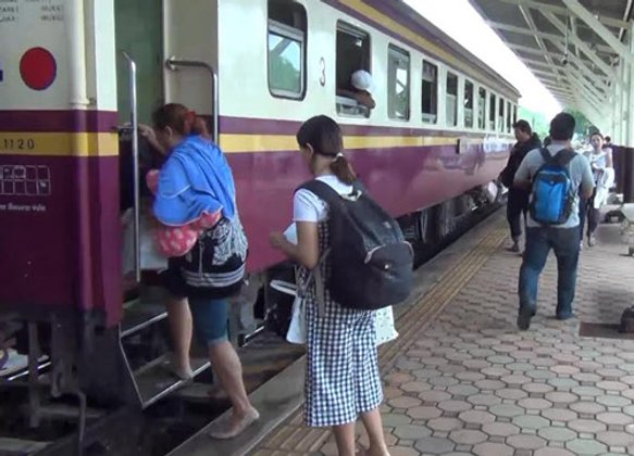 ผู้โดยสารแห่ใช้บริการรถไฟแน่น-สถานีลำปางคึก