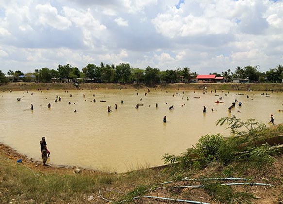 สุรินทร์เปิดสระขายบัตรให้ลงหว่านแหจับปลา