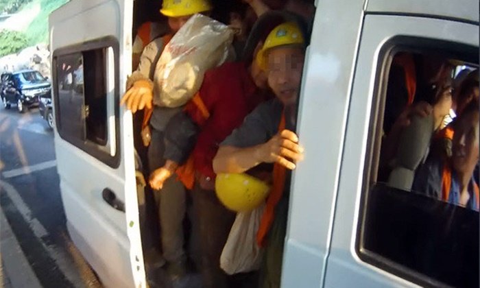 ตร.ตะลึง! รถตู้ 6 ที่นั่ง บรรทุกคน 40 คน