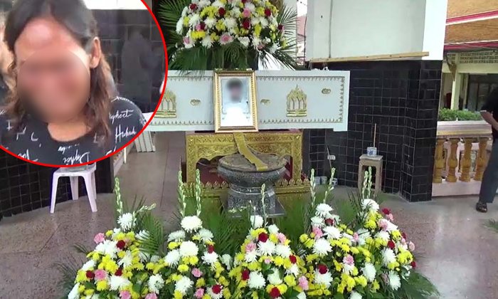 แม่ร่ำไห้เผาศพลูกชายเหยื่อรถชน "ดีเจเชาเชา" เผยไม่คิดติดใจอะไรอีก