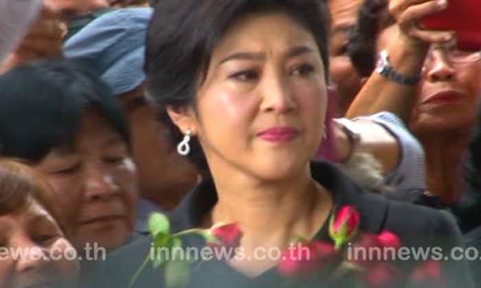 ยิ่งลักษณ์ เดินทางถึงศาลมวลชนให้กำลังใจแน่น