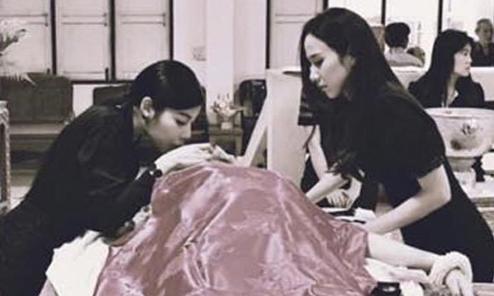 ภาพสุดเศร้า อั้ม พัชราภา นำทีมแต่งหน้าให้พี่เสาว์ ครั้งสุดท้าย