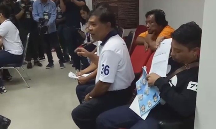 รถตู้ขนคนเชียร์ "ยิ่งลักษณ์" พบ ตร.ทุ่งสองห้อง