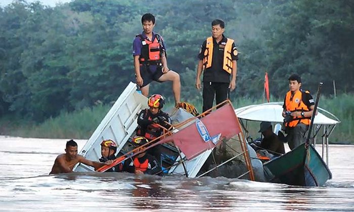 สุดสลด ! เรือท่องเที่ยวล่มกลางแม่น้ำกก แม่พร้อมลูกวัย 2 ขวบจมน้ำดับ