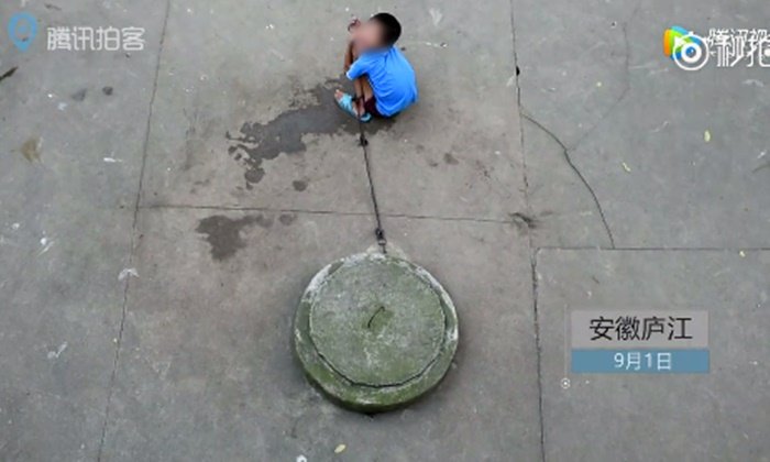 รันทด! เด็กชายสติไม่ดีถูกมัดติดบ่อน้ำ ใช้ชีวิตอยู่กับเป็ดไก่