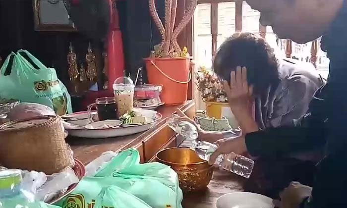 ทำบุญวันเกิด “ผอ.อ้อย” พ่อแม่หวังปาฏิหาริย์พบลูก กลับคืนอ้อมอก
