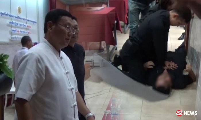 สุดช็อก! ปลัดกล่าวรายงานจบ วูบล้มเสียชีวิตต่อหน้าต่อตาผู้ว่าฯ