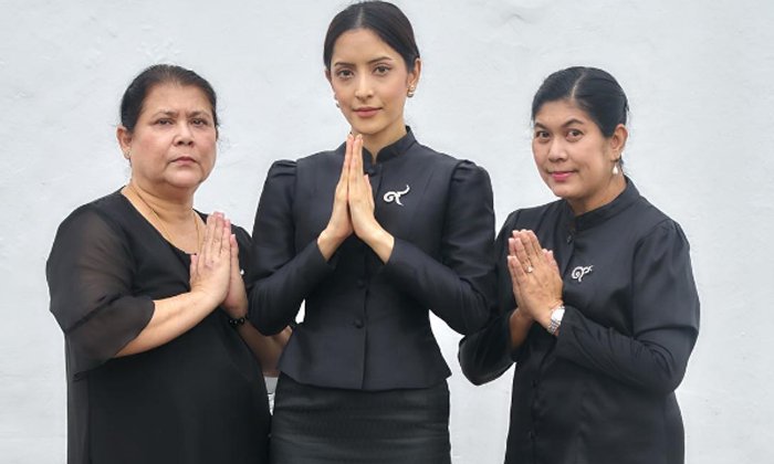 ภาพล่าสุด พิ้งกี้และคุณแม่ เดินทางไปกราบพ่อหลวง