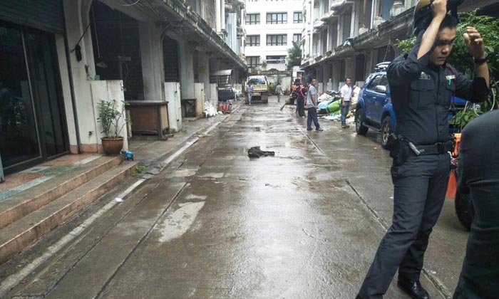 คนงานก่อสร้างจับสุนัขโยนลงจากตึกจนตาย กลางตลาดศรีย่าน