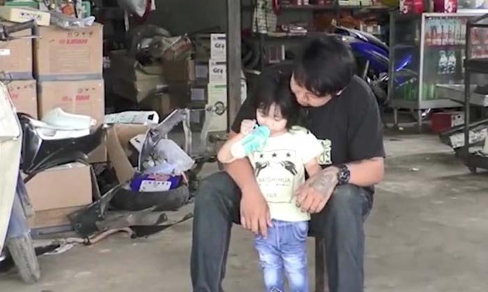 สุดน่ารัก ! พ่อขออาจารย์พาลูกสาวเข้าสอบ เผยยังรักกันดีกับภรรยา