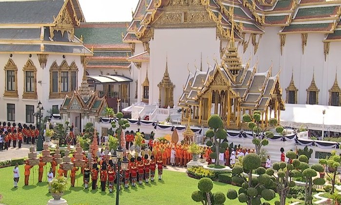 พระเจ้าอยู่หัวเสด็จฯ อัญเชิญพระโกศพระบรมอัฐิขึ้นประดิษฐาน