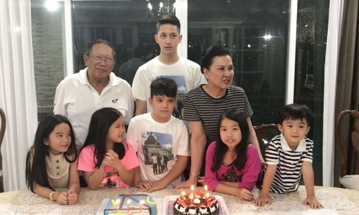 หลานๆ ตระกูลปุณณกันต์ พร้อมหน้าอวยพรวันเกิดคุณปู่คุณตา