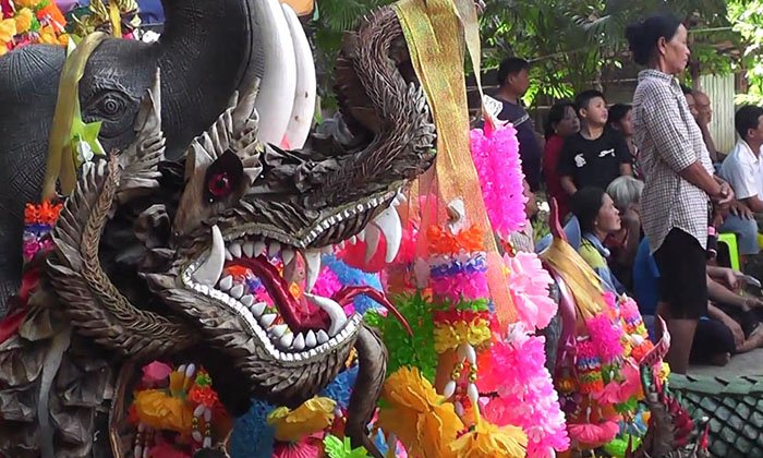 ไม่เชื่ออย่าลบหลู่! พญานาคนาคีให้โชค คอหวยแห่ส่องเลขเด็ดแน่นวัด