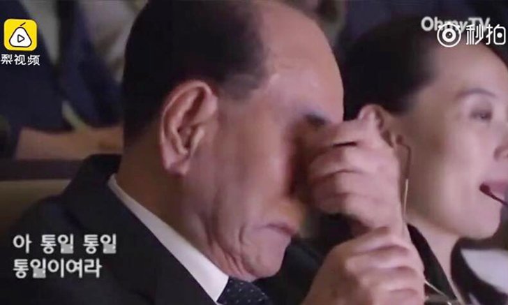 คิม ยองนัม หลั่งน้ำตา หลังได้ยินนักร้องเกาหลีเหนือกับใต้จับมือร้อง "ความปรารถนา รวมชาติ"