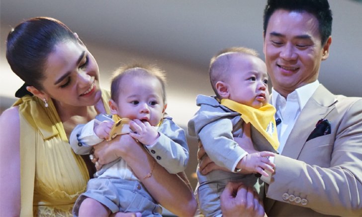 "ชมพู่ น็อต" อุ้มลูกแฝดออกงานฐานะพรีเซนเตอร์ แจงข่าวค่าตัว 15 ล้าน