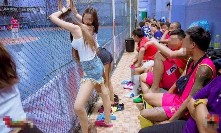 โซเชียลแฉภาพสนามแข่งบอลสุดหวิว มี ‘พริตตี้’ ไว้บริการนักเตะ