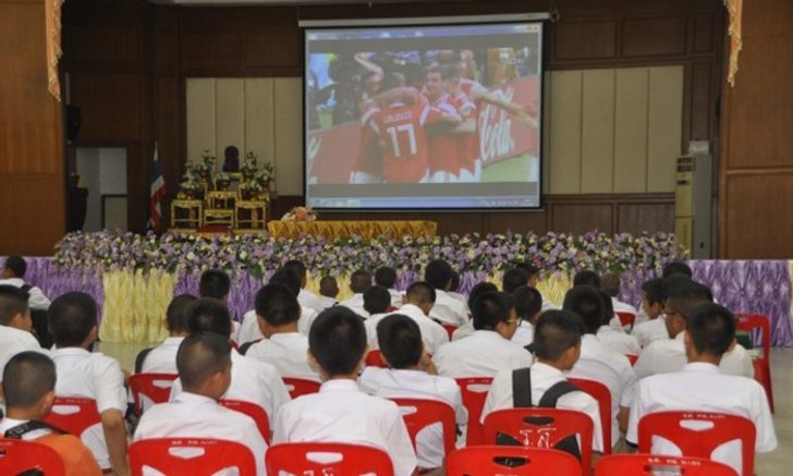 โรงเรียนโคราชฉายบอลผ่านโปรเจ็คเตอร์ แก้ปัญหาเด็กนอนดึก