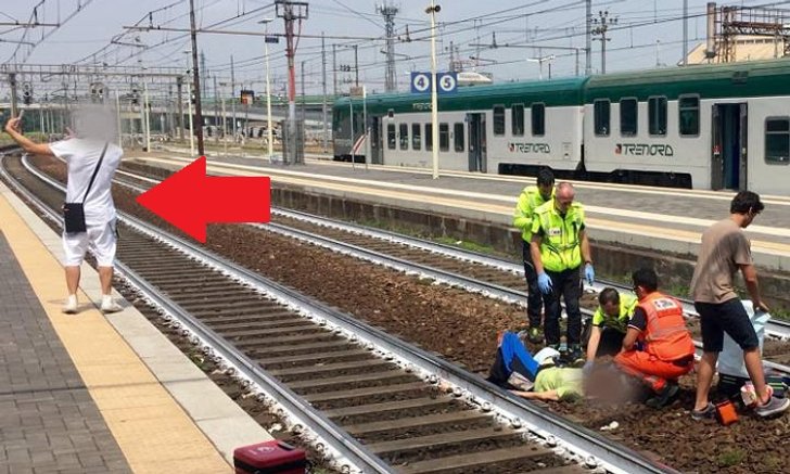 ไม่สนโลก! หนุ่มถ่ายเซลฟี่ชูสองนิ้ว หลังรถไฟชนคนในอิตาลี - โซเชียลรุมจวกขาดจิตสำนึก