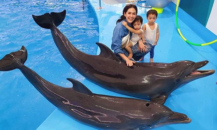 "ชมพู่" พา "สายฟ้า-พายุ" ดูโชว์โลมา คลิปเล่าเรื่องแม่ลูกไม่รู้ใครสนุกกว่ากัน