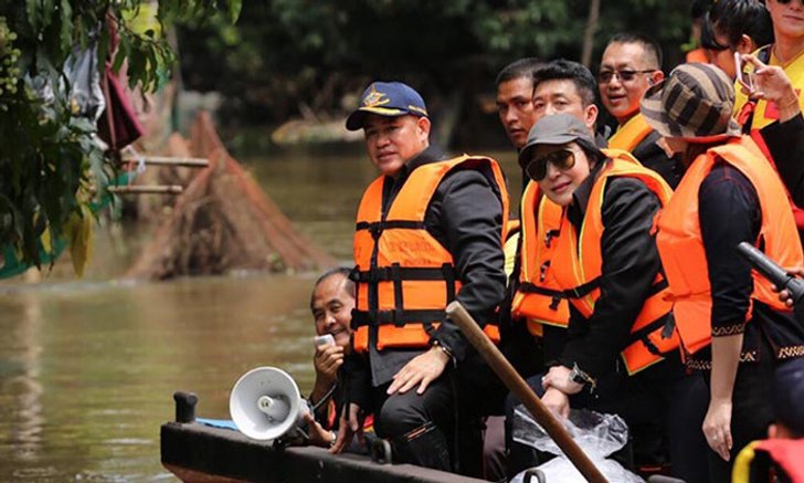 "ธรรมนัส-มนัญญา" นั่งเรือฝ่าน้ำท่วม เยี่ยมชาว อ.วารินฯ