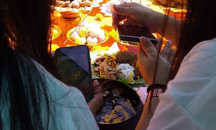 คอหวย "คำชะโนด" แห่ส่องขันน้ำมนต์ลานบวงสรวง มาชัดๆ 2 ตัวเลข