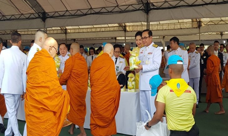 นายกฯ นำประชาชนตักบาตรน้อมรำลึก ร.9-ทั่วไทยพร้อมใจทำบุญ