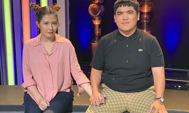"แจ๊ค แฟนฉัน" เนียนๆ จับมือ "โฟกัส" แต่รูปถัดไปถึงกับหน้าเจื่อน ตำแหน่งมือเปลี่ยน