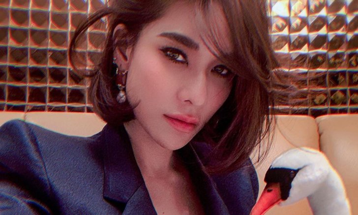 "พลอย เฌอมาลย์" ช็อตนี้โดนแย่งซีน ชุดแหวกอกลึก โฟกัสแค่หน้าไม่ได้จริงๆ