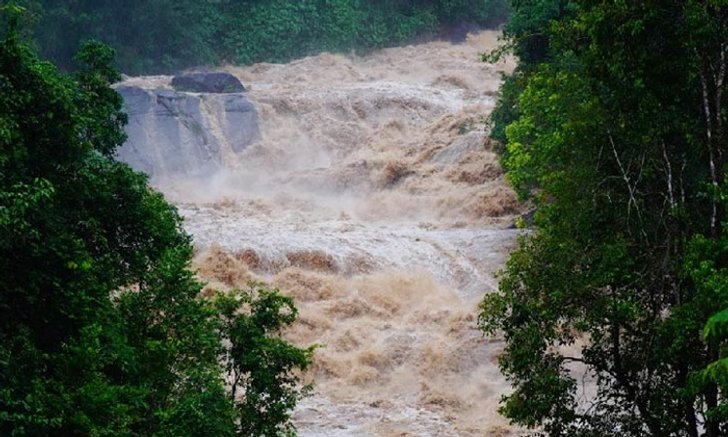 ฝนตกกระหน่ำพัทลุง น้ำป่าเทือกเขาบรรทัดไหลหลากท่วมหมู่บ้าน