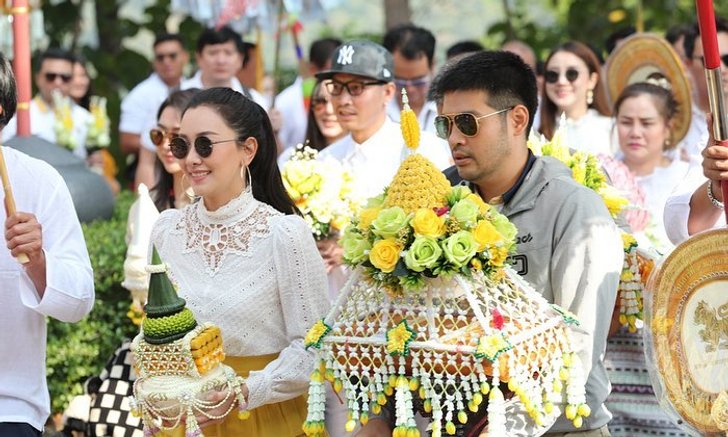 "นุ่น-ต๊อด" ควงคู่ทำบุญกฐินประจำปี งานบุญแต่มีความหวานละมุนซ่อนอยู่