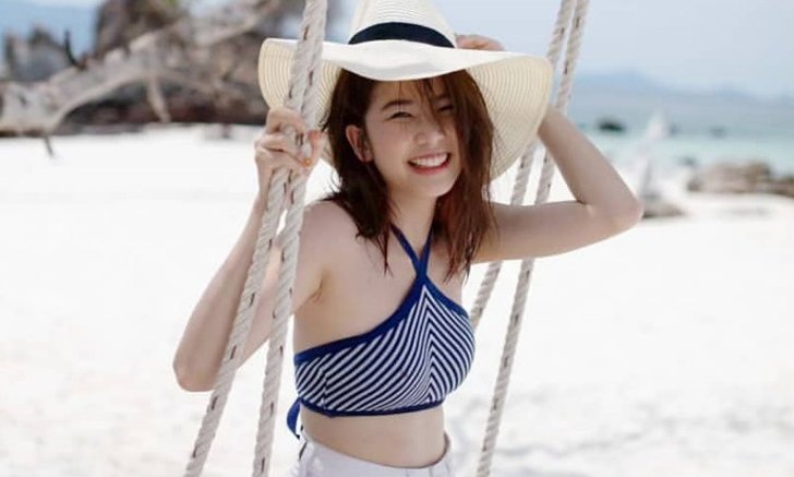 "ฝน ศนันธฉัตร" ไม่ต้องบิกินีก็ใจบาง นุ่งสั้นริมชายหาด โชว์หน้าท้องขาวอมชมพู