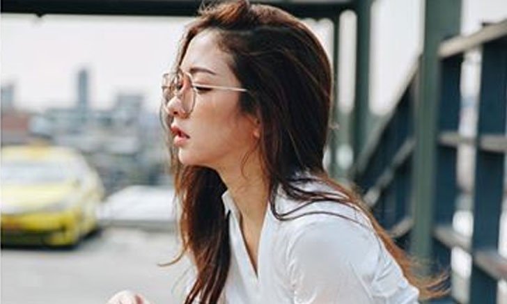 "แป้ง อรจิรา" นั่งโพสท่าขายกระเป๋า รองเท้า จุดนี้ทำชาวเน็ตโฟกัสผิดจุด