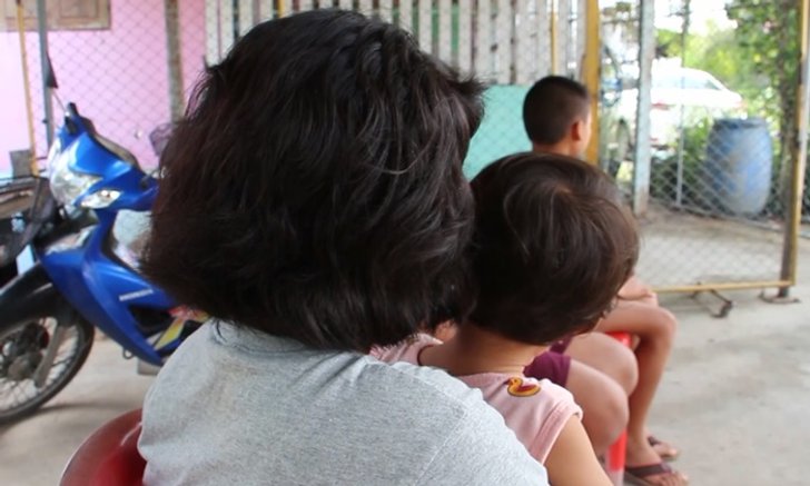 แม่ร้องสื่อลูกสาวโดนครูตีประจาน 28 ที รับโทษแทนน้องสาวทิ้งขยะไม่ลงถัง