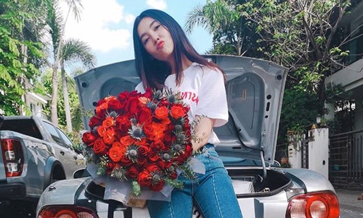 "เบลล่า" อวดช่อกุหลาบสีแดง ได้จาก "พี่เวียร์" แต่โฟกัสกลับอยู่ที่รถด้านหลัง
