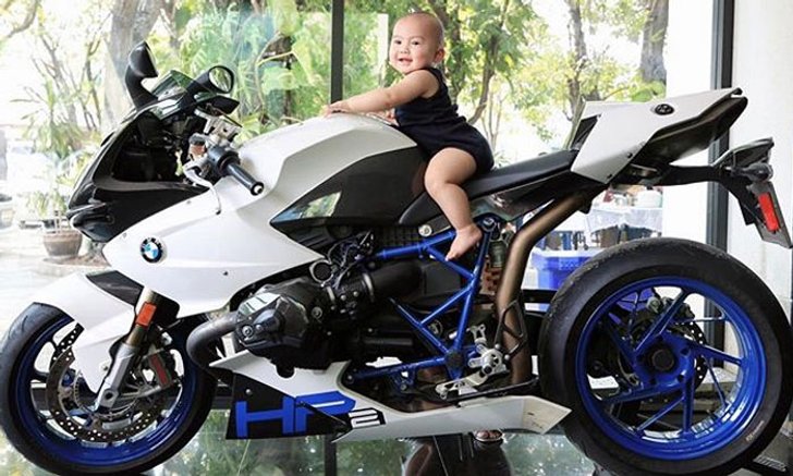 "น้องเจ้าคุณ" ลูกชาย "กระแต ศุภักษร" โพสท่าน่าเอ็นดูบนรถบิ๊กไบค์
