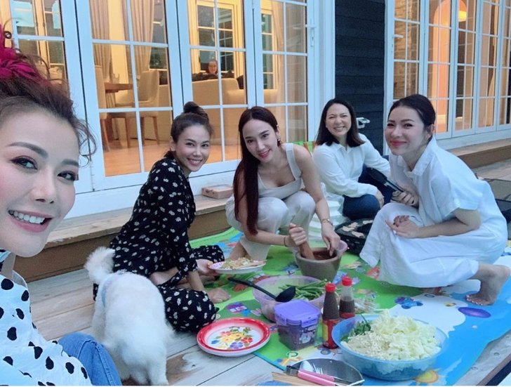 นางฟ้ามาเยือน "ต้นหอม" ปาร์ตี้กับเพื่อนบ้าน "อั้ม พัชราภา" โชว์ฝีมือตำส้มตำรสเด็ด