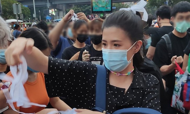 นางฟ้าของราษฎร โฟกัส จีระกุล โผล่ #ม็อบ26ตุลา แจกริบบิ้นขาวให้ผู้ชุมนุม