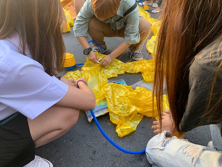 Raise Nong to Fight: Protesters blow the yellow rubber duck.  That is a symbol of the assembly During the intersection of milk at the intersection of Ladprao In Bangkok on November 27, 2020