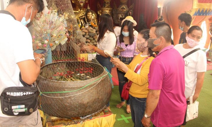 แห่ส่องอ่างน้ำมนต์อาศรมฤๅษีเณร ตัวเลขลอยจับกลุ่มเป็นคู่ๆ | https://tookhuay.com/ เว็บ หวยออนไลน์ ที่ดีที่สุด หวยหุ้น หวยฮานอย หวยลาว