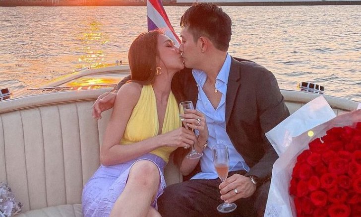"เนย โชติกา" แลกจูบสามี กลางแม่น้ำเจ้าพระยา ฉลองรักอย่างเป็นทางการ ครบรอบ 12 ปีเต็ม