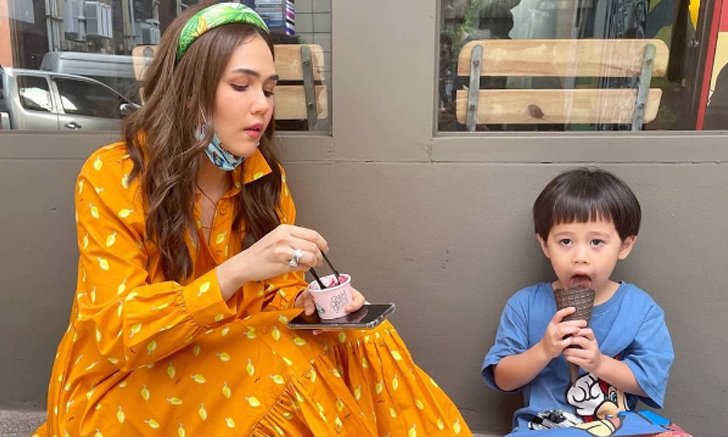 เอ็นดู "ชมพู่ อารยา" แต่งชุดใหญ่ นั่งกินไอศครีมริมทางเท้ากับ "น้องสายฟ้า"