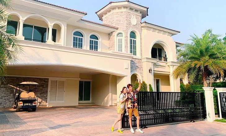 อลังการสุดๆ "ตู่-มาวิน" จูงมือหวานไปเซ็นสัญญาซื้อบ้านหลังใหม่ใหญ่มาก