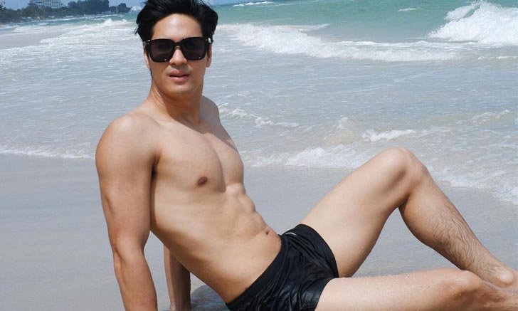 "ไมค์ ภัทรเดช" โชว์หุ่นแซ่บสุดเฟิร์ม นั่งชิลล์ริมหาด ทำสาวๆ ใจคอไม่ดี