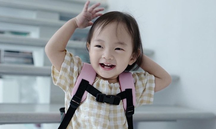 "น้องโนล่า" ลูกสาว "เจนี่" ยิ่งโตยิ่งน่ารัก ช็อตนี้! ได้รอยยิ้มของคุณแม่มาเป๊ะๆ