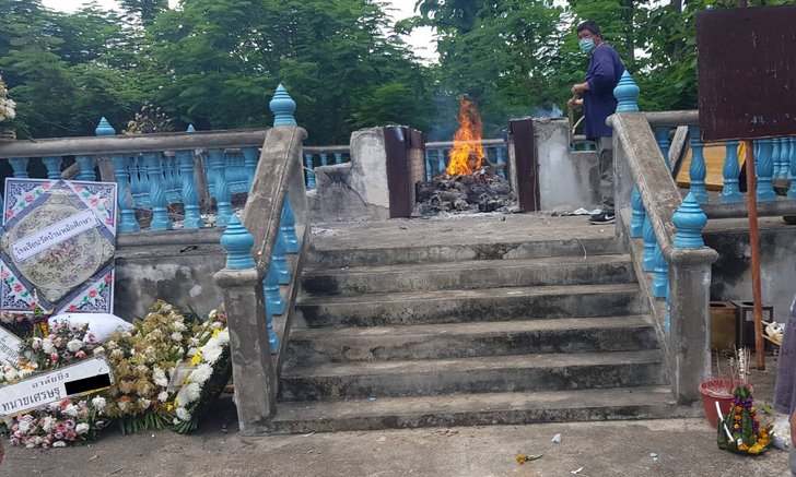 พวงหรีดสุดท้าย พลุงานศพระเบิด เศษเหล็กพุ่งปาดคอทนายความเสียชีวิตสยอง