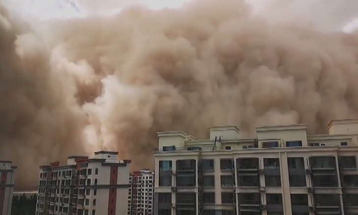 สะพรึง! คลิปพายุทรายซัดถล่ม "นครตุนหวง" ของจีน ราวกับวันโลกาวินาศ
