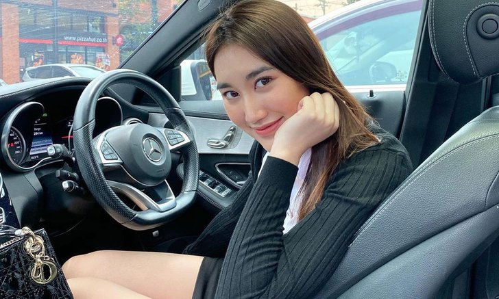 "เบสท์ คำสิงห์" สวยและรวยมาก ภาพในรถออร่าสุดปัง ไม่รู้จะโฟกัสจุดไหนก่อนดี