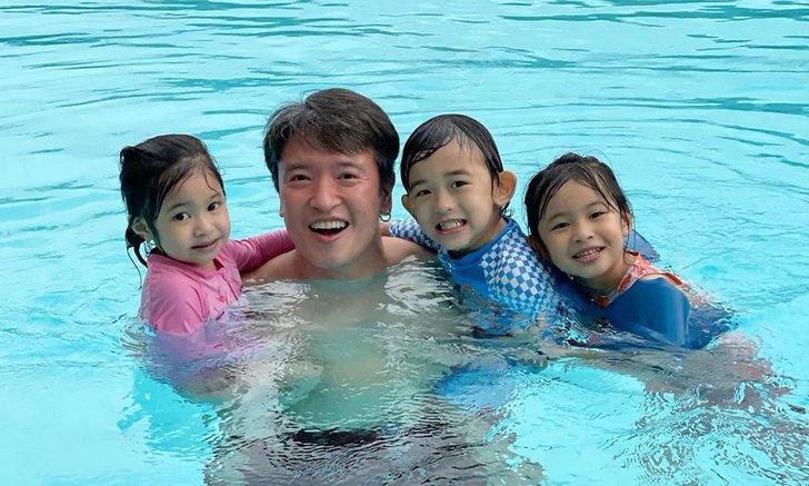 "ชาย-มิค" พาลูกๆ มาเจอกันที่ทะเลหัวหิน ภาพน่ารัก "ลุงชาย" คือขวัญใจของลูกหลาน
