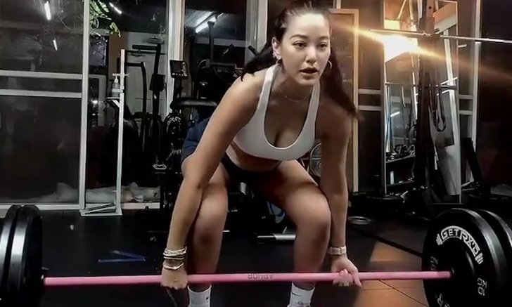 "พิตต้า ณ พัทลุง" อุ้มท้องยกน้ำหนัก ว่าที่คุณแม่แข็งแรงมาก เห็นแล้วทึ่งสุดๆ (คลิป)